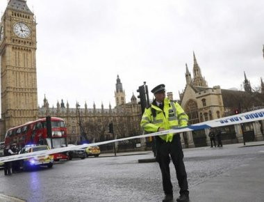 Live εικόνα έξω από το βρετανικό Κοινοβούλιο μετά τη χθεσινή τρομοκρατική επίθεση στην καρδιά του Λονδίνου